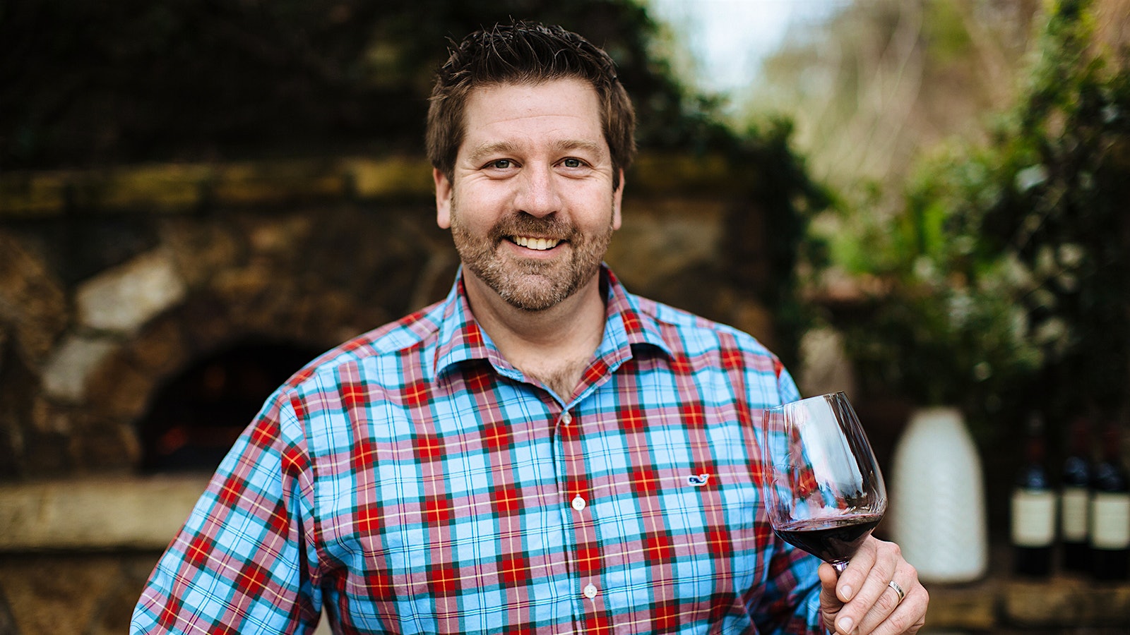 Dustin Valette sostiene una copa de vino tinto